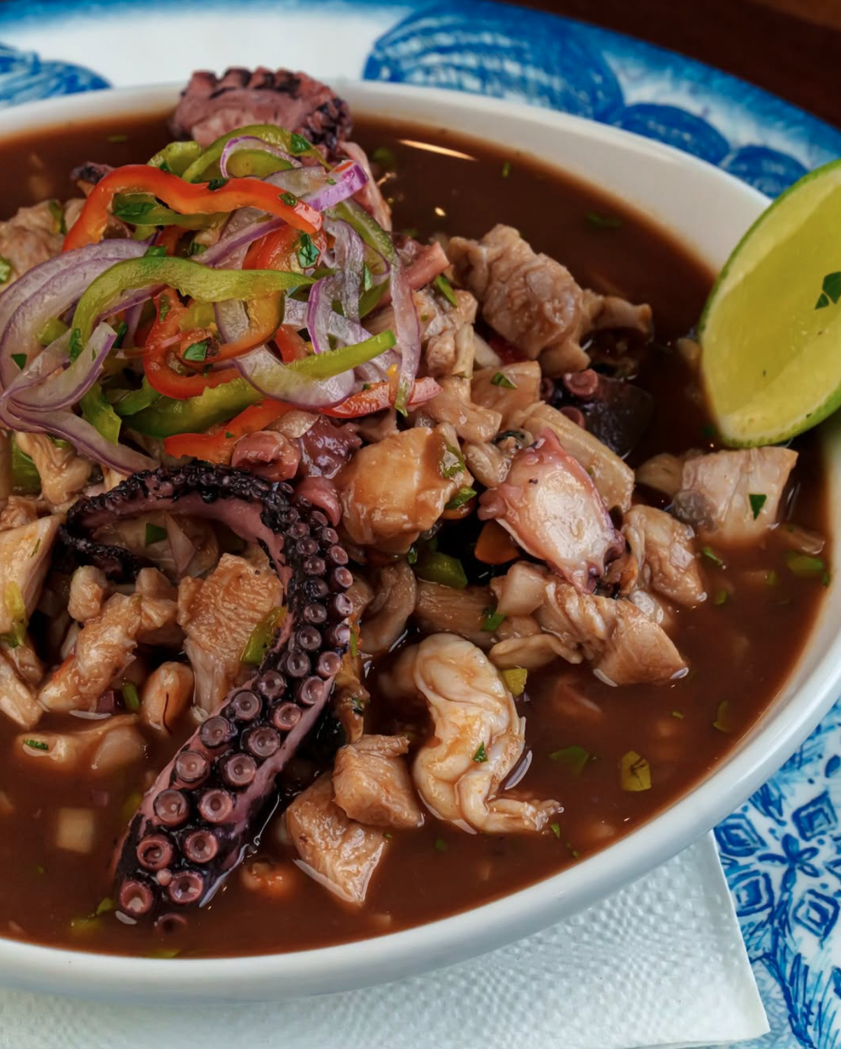 🍲 El Summer: el ícono de los mariscos en Managua, celebrá el día de las madres con una sopa de mariscos.